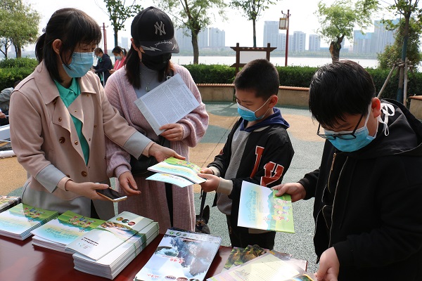 对恐龙类科普读物非常感兴趣的兄弟俩.JPG