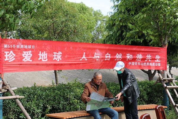 这位老人给工作人员讲关于“黄花幔”石瀑的神话传说.JPG